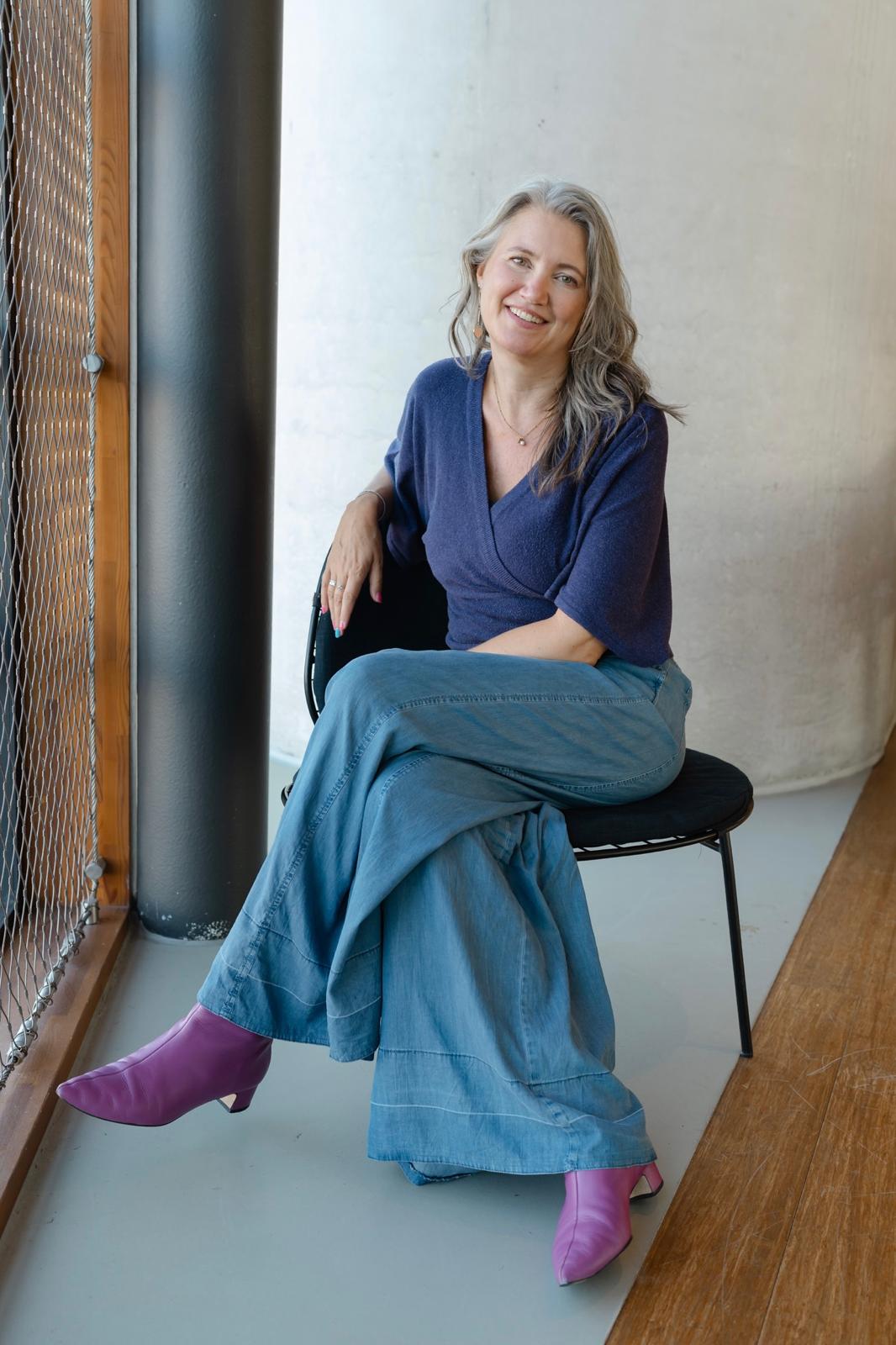 Gwen Teske in een paars top en roze laarzen
